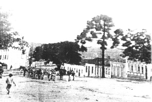 Foto antiga de Vitória da Conquista - Rua Grande no início do século XX, com destaque para a presença da tropa no meio da via.