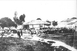Foto antiga de Vitória da Conquista - Rua Grande no início do século XX. Destaque para o antigo Barracão, construído em fins do século XIX e que abrigava a feira local.