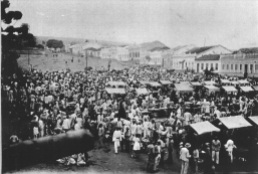 Foto antiga de Vitória da Conquista - Rua Grande no início do século XX. Destaque para a feira que ocorria no local.