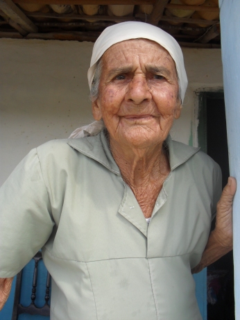 Dona Ana Rocha (Donana), benzedeira da região de Lagoa do Mulatinho, zona rural de Vitória da Conquista.