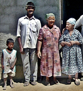 Dona Maria Madalena e sua família, na Fazenda São Domingos, zona rural de Vitória da Conquista.