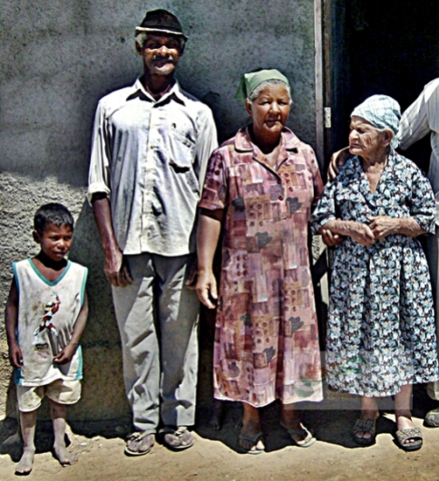 Dona Maria Madalena e sua família, na Fazenda São Domingos, zona rural de Vitória da Conquista.